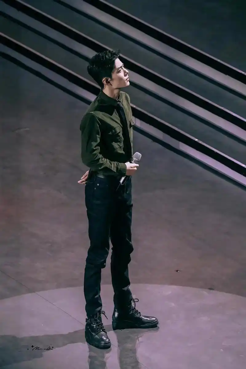 肖战 腿真的好长,就算是俯拍都是大长腿 - 抖音