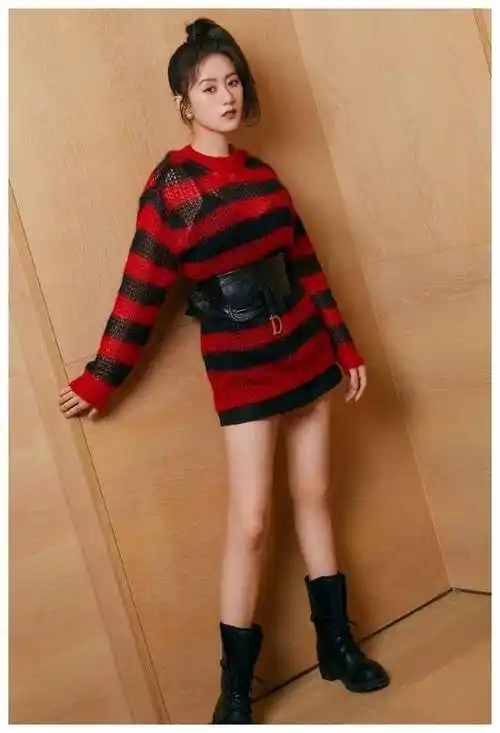 袁冰妍为秀腿真会玩,穿的裤子还没西装外套长,直男挪不开眼