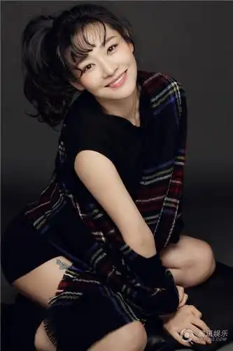 高清:王维维时尚大片笑容治愈 苹果辫展少女感