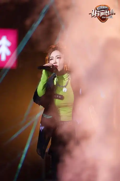 刘郡格晋级《我们的乐队》总决赛 《与你无关》诠释摇滚也能流行