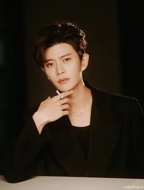 时光#的vlog任嘉伦收到全国以及海外嘉人的城市明信片最后还抽了雪乡