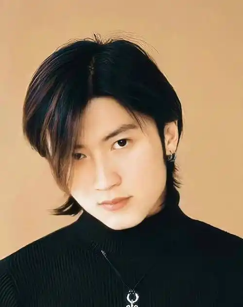 陪伴谢霆锋29年,39岁赴美生女,如今53岁和女儿同框成人生赢家