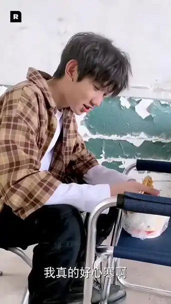 王源:看史强多了解我,就给我去买小面~他们吃15的盒饭,就让我吃5块钱