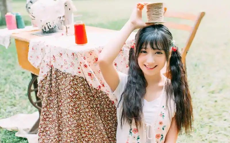 可爱美女夏日户外写真高清图片电脑桌面壁纸下载