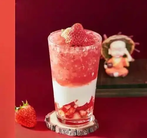 草莓与酸奶的交织诠释了与你初见的甜蜜透红的脸还有那些说不出口的小