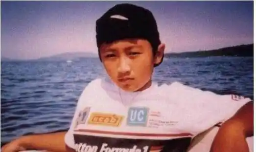 刘德华怎么也想不到当年随口亲的婴儿居然差点把他踢下神坛谢霆锋时候