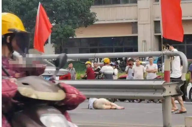 福建莆田市又发生严重车祸,位于天妃路,女子当街被宝马车撞飞!
