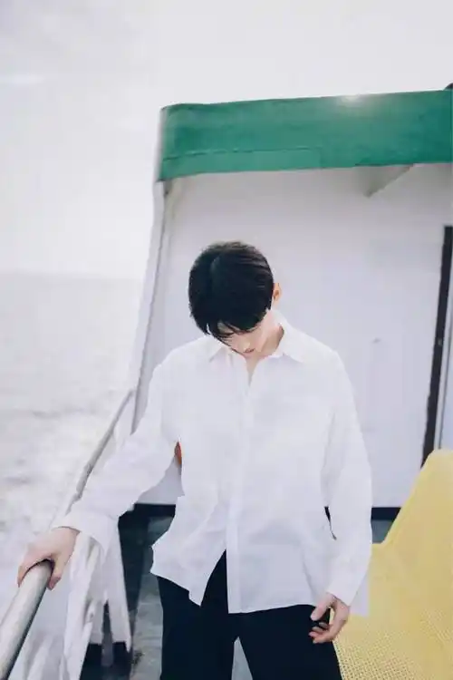 白敬亭穿背心晒出一身腱子肉, 线条突出男友力十足_身姿_衬衫_英姿