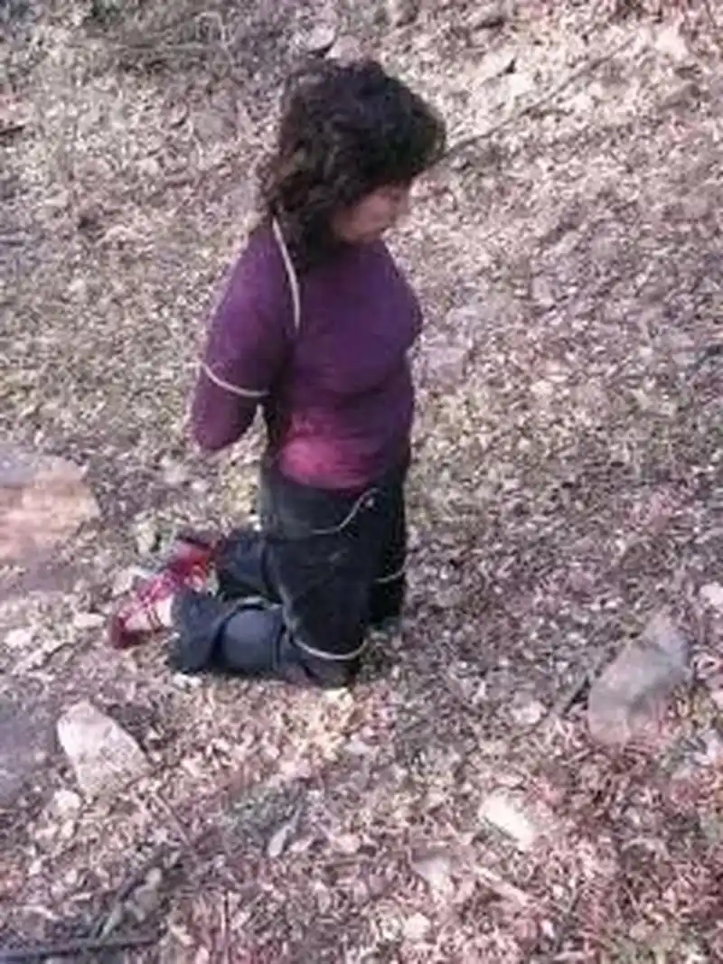 上世纪九十年代,女死刑犯邓小霞被法绳五花大绑着跪在地上,等待执行