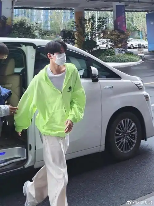 咪咕星鲜事##杨洋青春男大#我命运般的校草大人@杨洋一身荧光绿卫侣