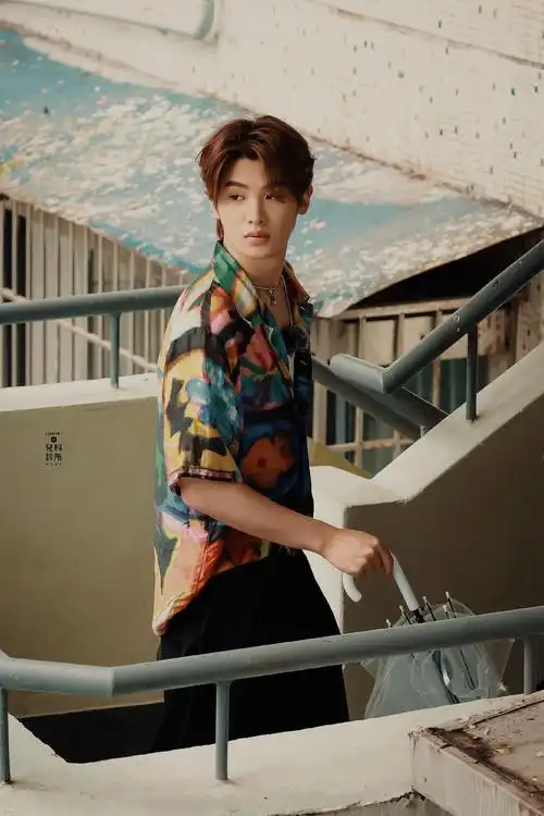 黄明昊花衬衫饭拍96 港风氛围感拉满