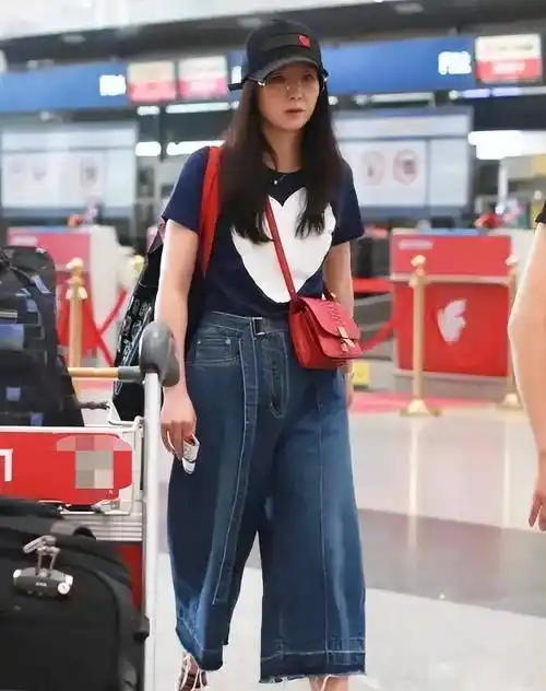 "大冬瓜"宽松牛仔裤搭配蓝色短袖,王艳女神重回巅峰颜值!