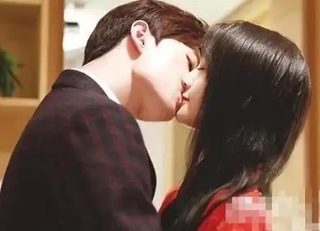 杨洋在拍戏时,时而表现得正常自如,时而又会忍不住对郑爽翻白眼,变化