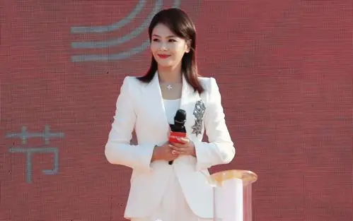 刘涛现身沈阳人气超高身穿白西装干练美艳