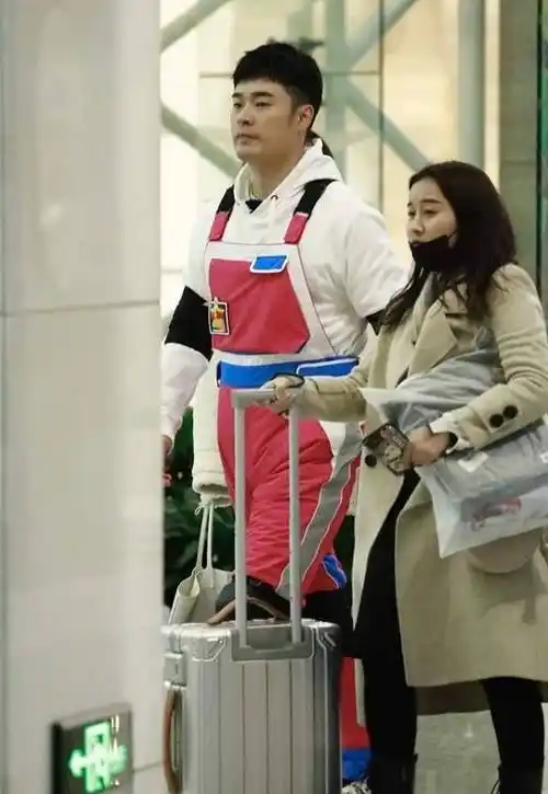 陈赫胖了更有好爸爸样,穿宽松卫衣遮身材,曲线圆滚滚看着挺幸福_运动