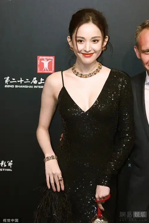 古力娜扎大秀香肩事业线女人味十足