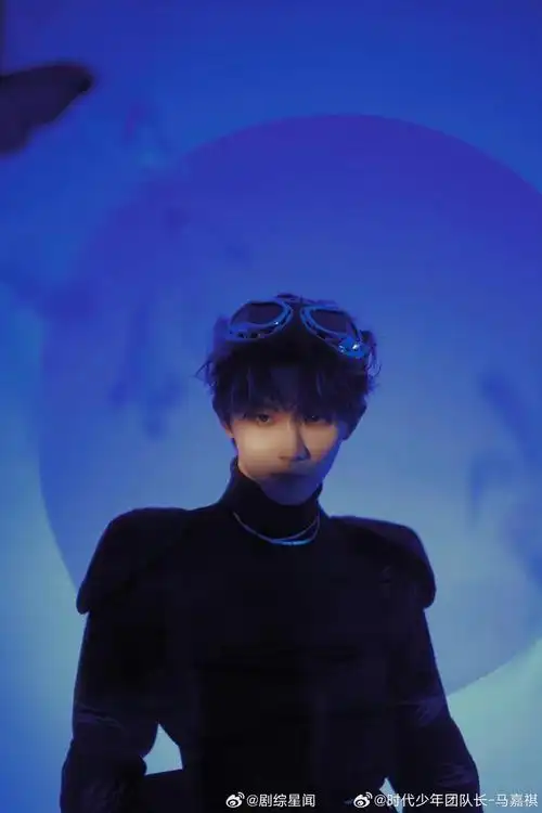 马嘉祺生日系列写真之blue02是蓝色系的帅气小马