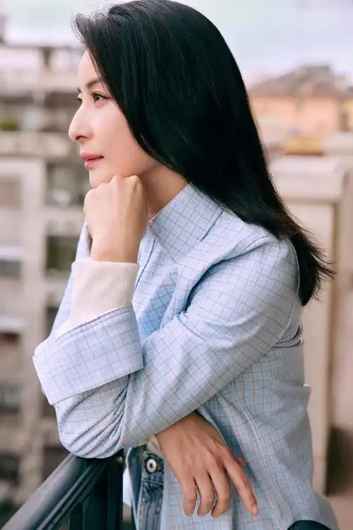 42岁郭晶晶亮相米兰时装周,优雅大气不摆高架子,用英文侃侃而谈_腾讯