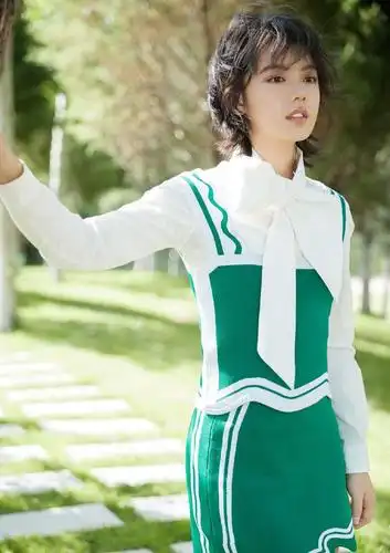 少年派林妙妙剧外太时髦穿短裙秀美腿清纯可爱养眼又撩人