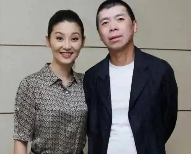 冯小刚晒照为养女庆生,不是亲生胜似亲生|徐帆|苗苗|编剧|电影导演
