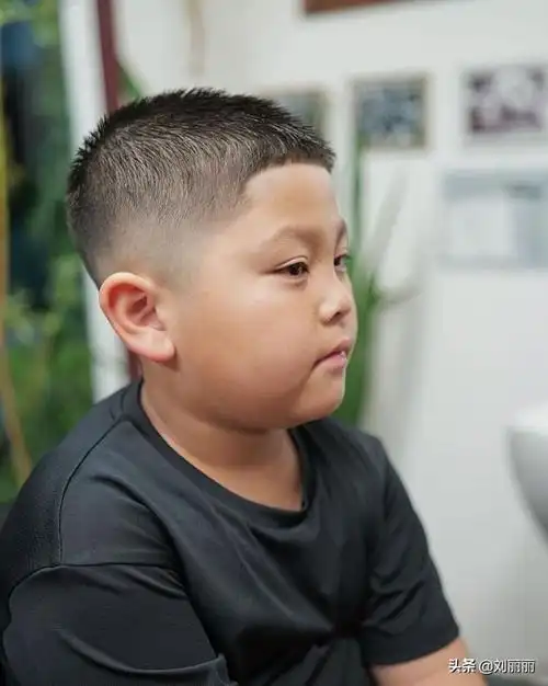 天热的时候,最适合的小男孩发型,莫过于超短的小寸头,两侧和后边直接