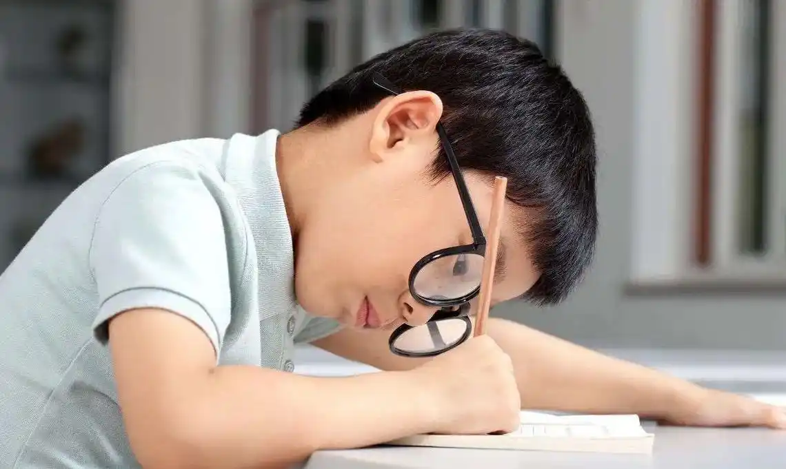 为什么有的孩子zhang度数只zhang.歪头写字的危害:  - 抖音