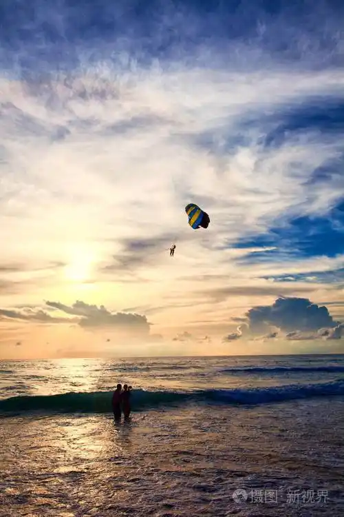 海浪和沙滩普吉岛