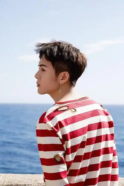 简介:曾舜晞海边青春阳光写真图片,分享一组曾舜晞图片给大家,图中的