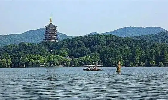 西湖是浙江省的名片,西湖东靠杭州市区,其余三面环山,湖中被孤山,白堤