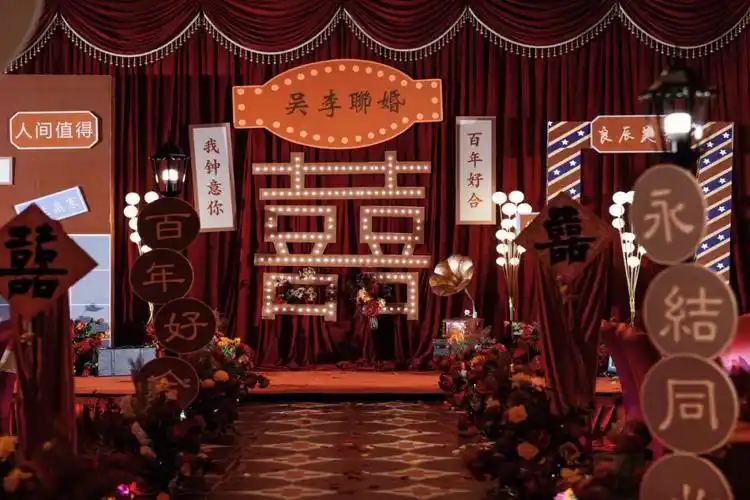 年代气氛,从港式风格中抽取了红蓝的主视觉,婚礼现场犹如电影胶片的