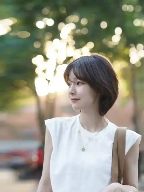 女士短碎发,剪完大不一样,很美很显小_女性_发型_魅力