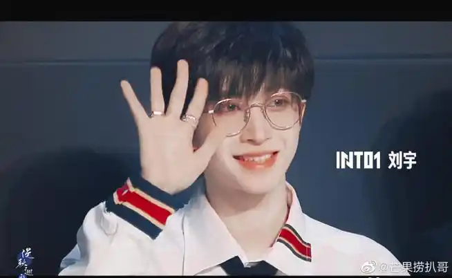 出道三个月快乐,脸上永远洋溢着标志的括弧笑容的笑宇,笑口常开,好彩