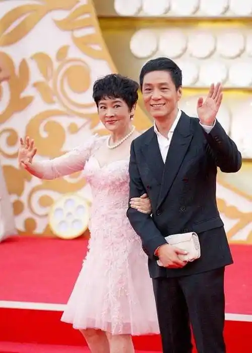 冯远征的妻子穿着露肩芭蕾舞短裙,她和蒋欣一样小,老公像父女!