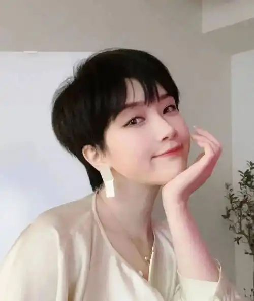 短发控必备,2024精灵系短发,非常百搭_脸型_刘海_发型