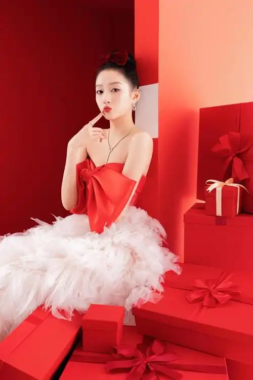 关晓彤真是个"腿精",穿红色吊带裙时髦洋气,长腿不输超模