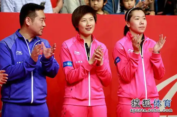 图文东京世乒赛颁奖仪式孔令辉望向丁宁