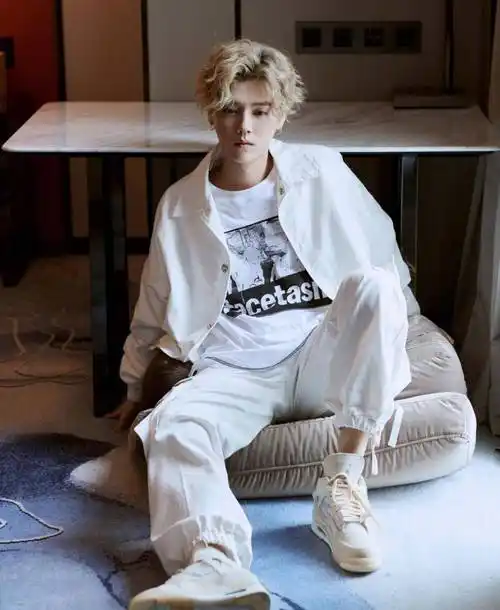 鹿晗不愧是精致的北京大老爷们,不用修图都帅气,就跟18岁似的_时尚