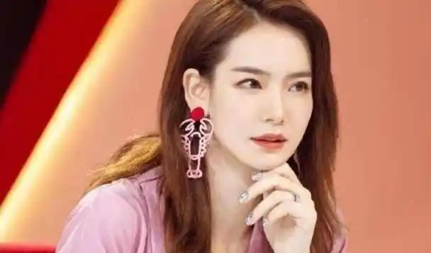 原创"时尚达人"戚薇的上位史,和她的4段感情_母亲_生活_女儿