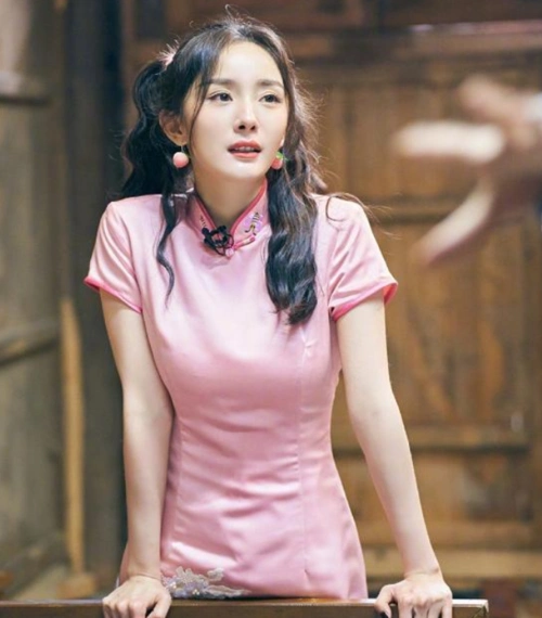 邓伦担心杨幂穿旗袍录节目不方便谁留意她说了啥情商高低很明显