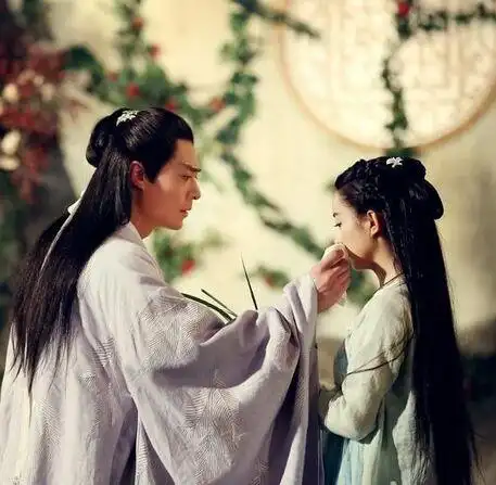 面前守得密不透风,即使如今因"花千骨"一角而爆红也鲜少听到她的绯闻