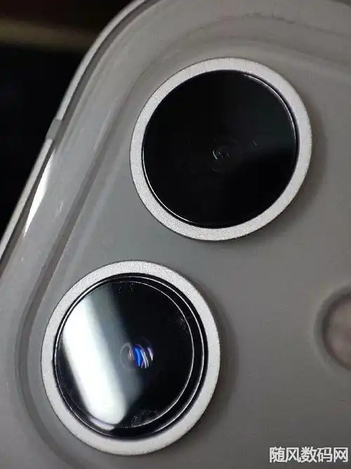 苹果iphone12晚间开闪光灯白茫茫一片的原因