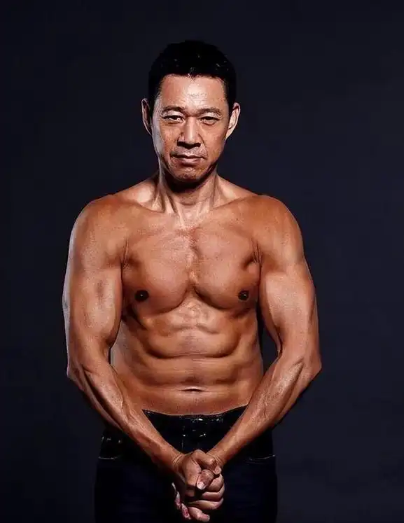 成龙断崖式衰老现老年斑,张丰毅高压锻炼肌肉健硕:竟然是同龄人