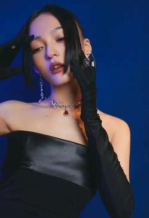 ,1982年1月19日出生于中国台湾省桃园市中坜