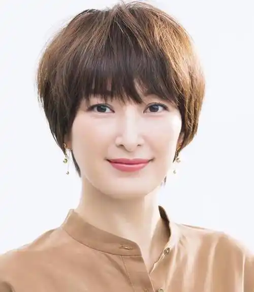 50岁的女人,建议把头发剪短一点,这几款减龄短发,很显年轻_lily_look