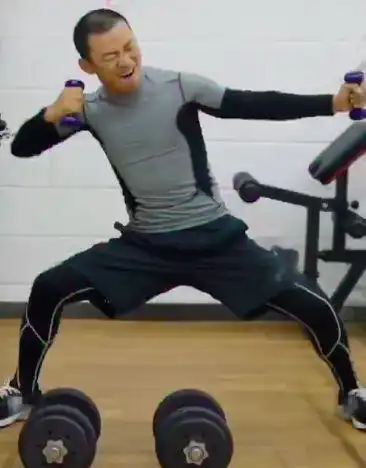 王宝强也难逃中年发福?晒健身视频惊现大肚腩,穿紧身衣凸起明显