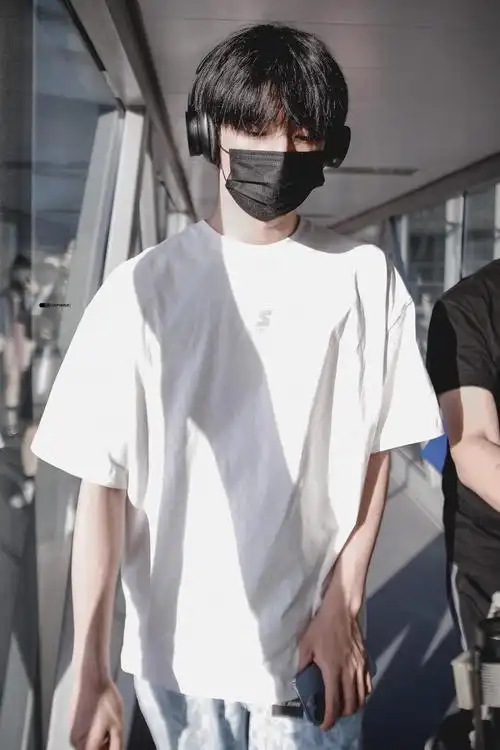 刘耀文北京杭州饭拍清爽帅气的夏日男高