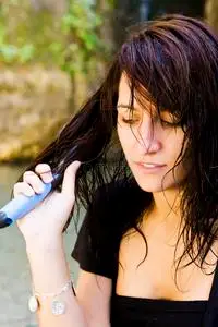 湿洗一下洗湿头发的女人照片