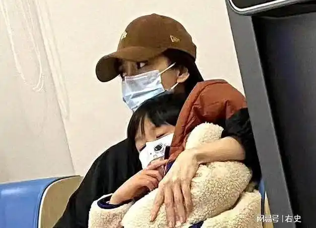 angelababy被禁言后首露面,深夜抱儿子看急诊,干瘪憔悴显落魄|杨颖