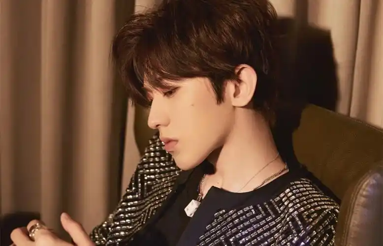 超帅蔡徐坤最新壁纸_情人节的帅气偶像_明星图片_精品库