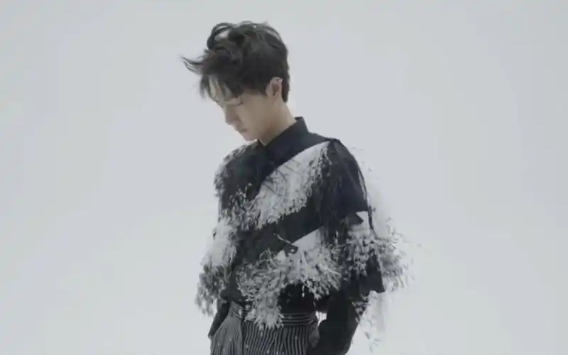 王一博"时尚芭莎花絮"完美诠释好贵与唯美